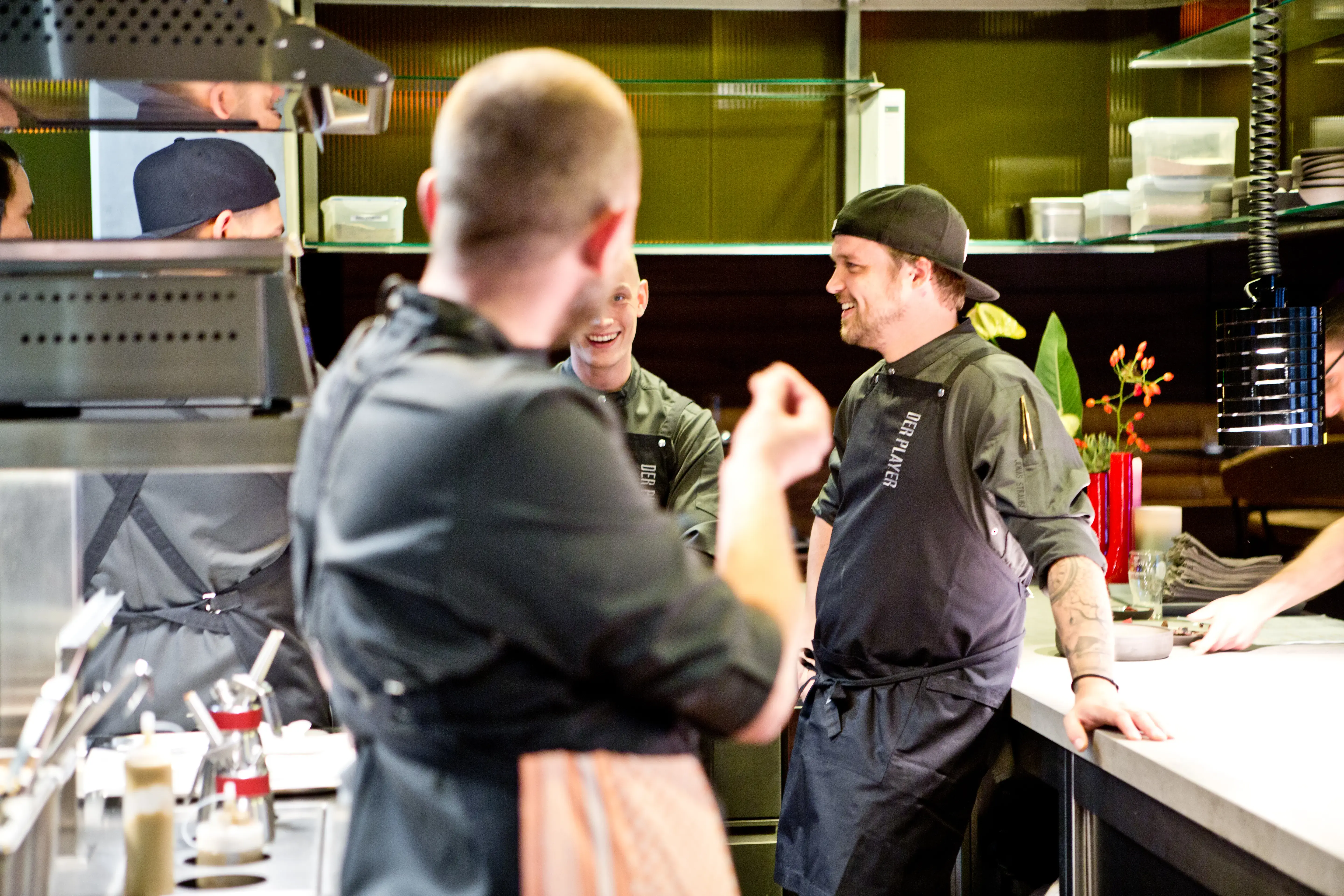 Jonas Straube in der Küche bei der Arbeit