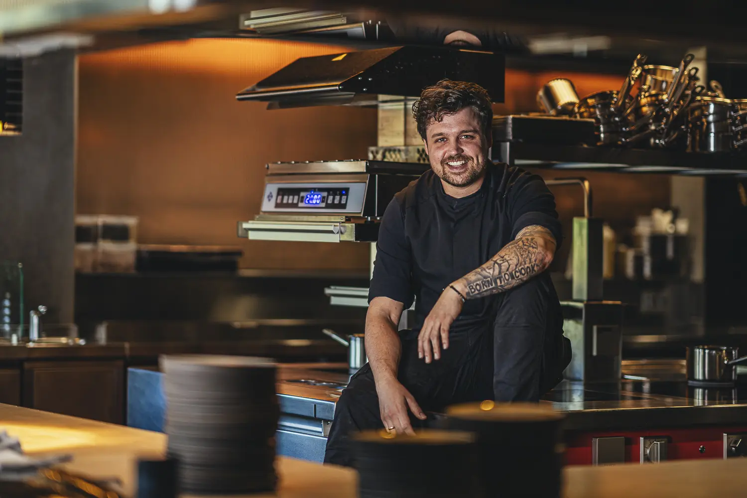 Koch Jonas Straube beim Anrichten eines Gerichts