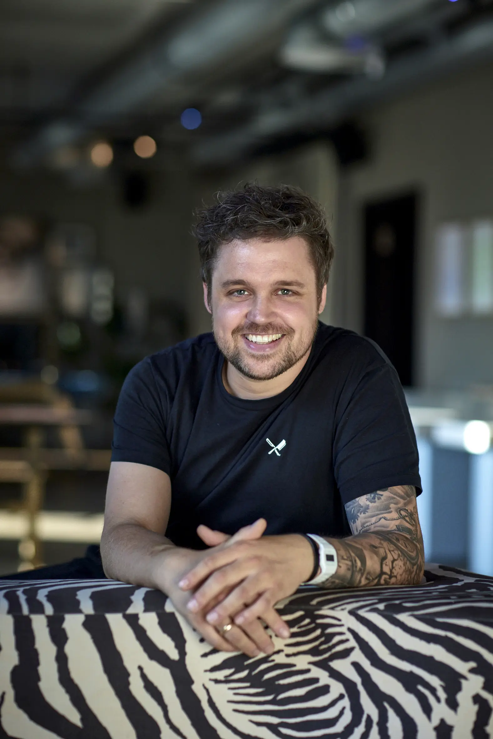 Porträt von Koch Jonas Straube in seiner Küche